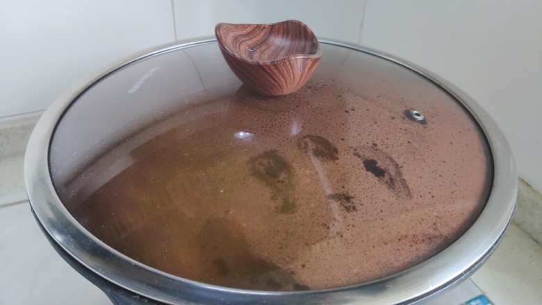 青椒炒香干,盖上锅盖,转小火,焖煮1分钟