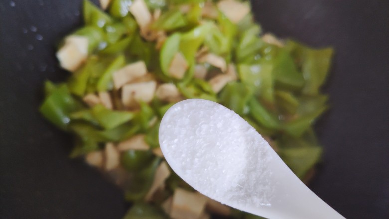 青椒炒香干,待锅内汤汁差不多收紧,加一小勺细盐
