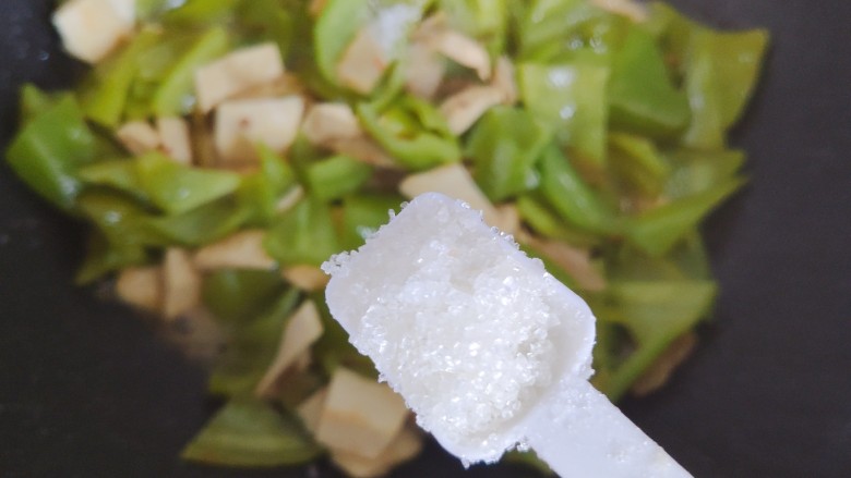 青椒炒香干,加一小勺细砂糖,翻炒均匀即可