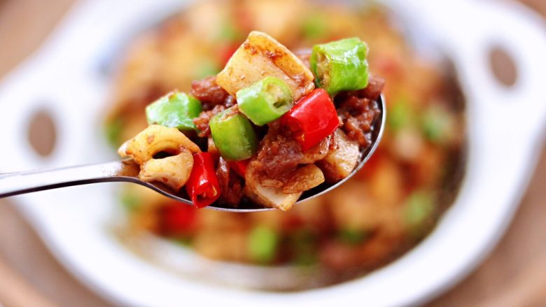 牛肉粒香辣藕丁,出锅咯~超级好吃的快手家常菜,吃上一口爽歪歪,我家的米饭遭罪咯~