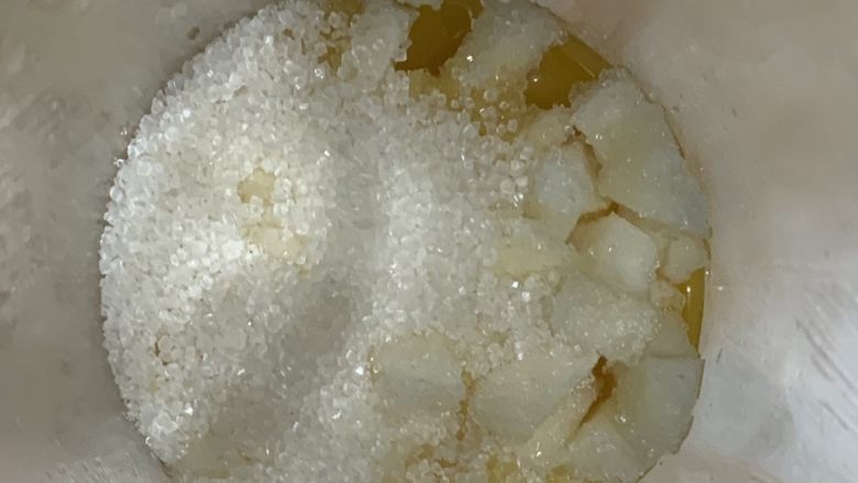 雪梨百香果水果茶,加入白糖。