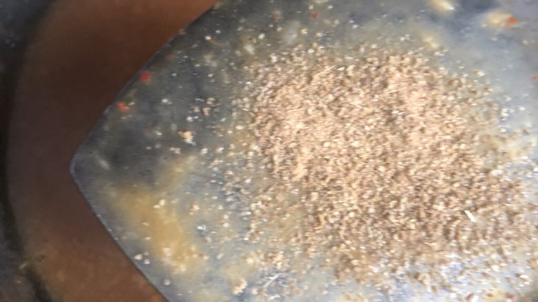 油炸臭豆腐,加入孜然粒