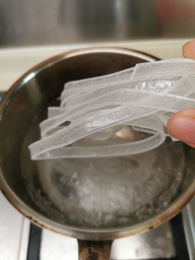 绿豆凉粉,烧开水,下干粉。