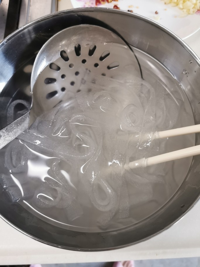 绿豆凉粉,捞起粉放冰水里,迅速成凉粉。