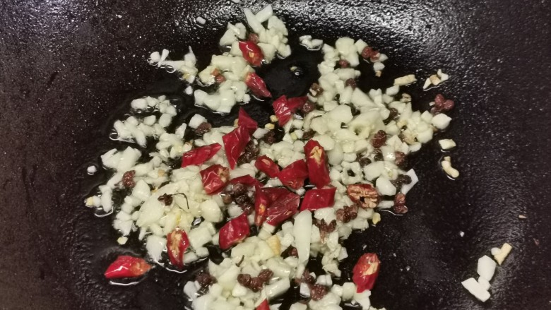 绿豆凉粉,锅烧热油,放配料炒香,装入碗。
