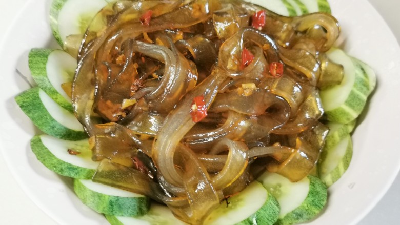 绿豆凉粉,拌均匀上碟,开吃😋😋😋
