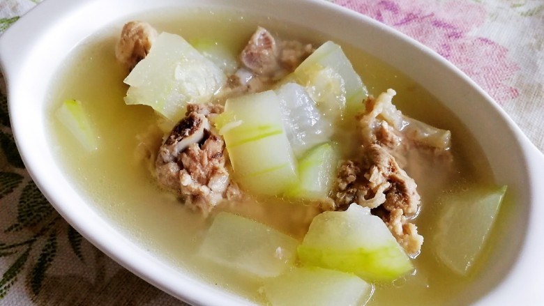 冬瓜猪骨汤,汤汁清润,鲜美。