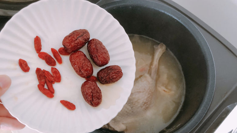 老鸭煲,45分钟之后,再加入红枣和枸杞。