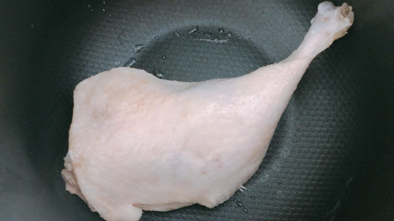老鸭煲,把鸭腿捞出来,冲洗干净,放入电饭煲,加入清水先炖上一个小时。