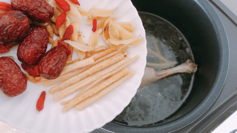 老鸭煲,一个小时之后,先加入沙参和百合。