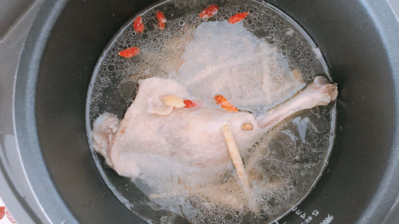 老鸭煲,再继续炖煮45分钟,我这里不小心掉了几颗枸杞进去哈。