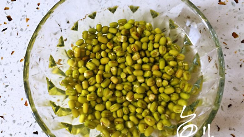 绿豆小米粥,<a style='color:red;display:inline-block;' href='/shicai/ 453'>绿豆</a>清洗干净,用清水浸泡3-5小时