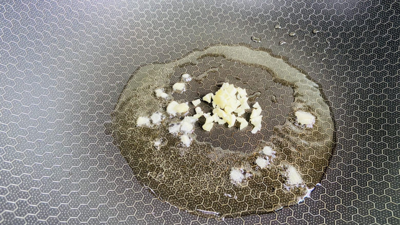 秋葵炒虾仁,锅中加入适量食用油加热至七成热,放入蒜末炒香