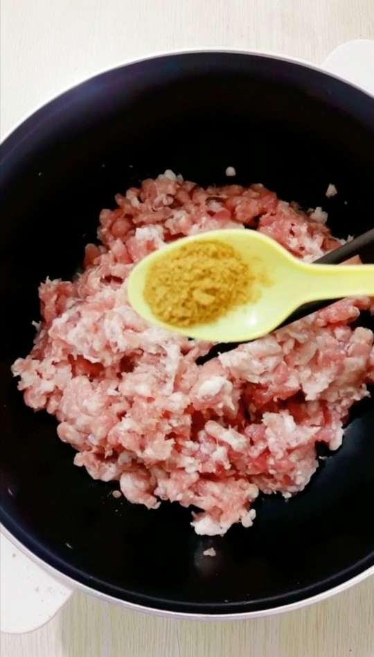 韭菜肉发面馅饼,肉馅放入盆里,加入一小勺<a style='color:red;display:inline-block;' href='/shicai/ 829'>十三香</a>