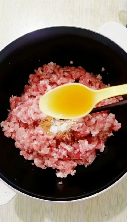 韭菜肉发面馅饼,一小勺<a style='color:red;display:inline-block;' href='/shicai/ 847'>香油</a>