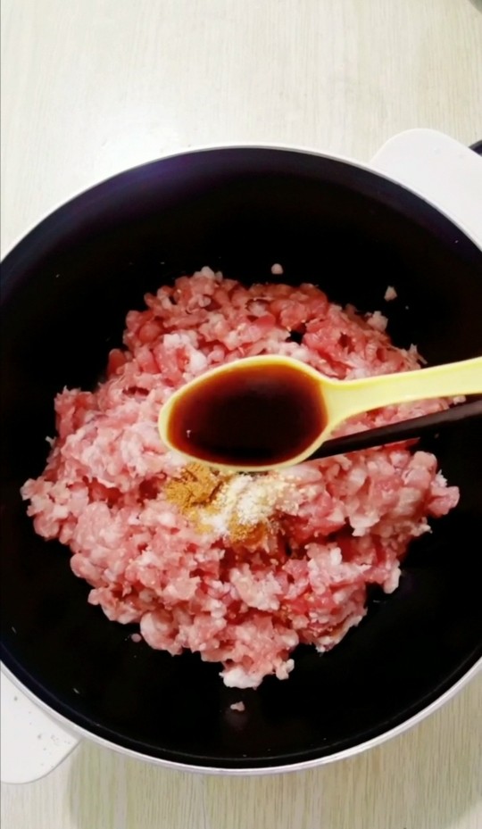 韭菜肉发面馅饼,两小勺<a style='color:red;display:inline-block;' href='/shicai/ 788'>生抽</a>