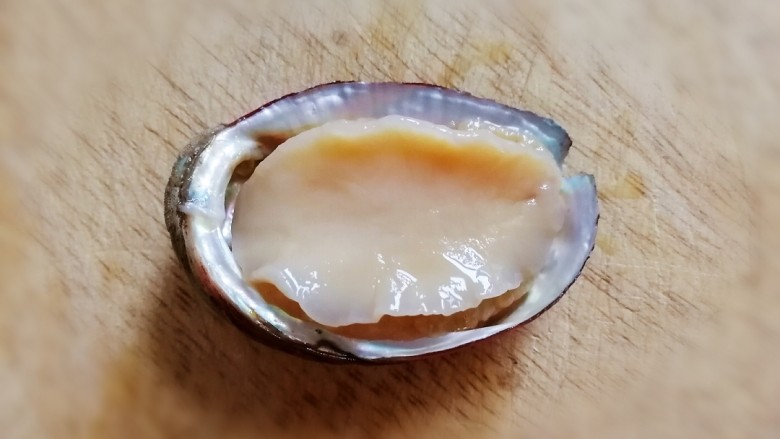 香菇炖豆腐,鲍鱼去内脏,刷洗干净。