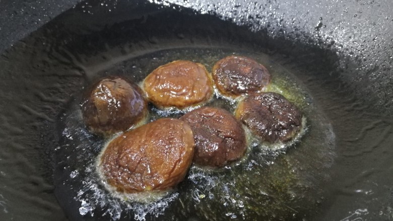 香菇炖豆腐,热锅倒入适量,油微热放入香菇。