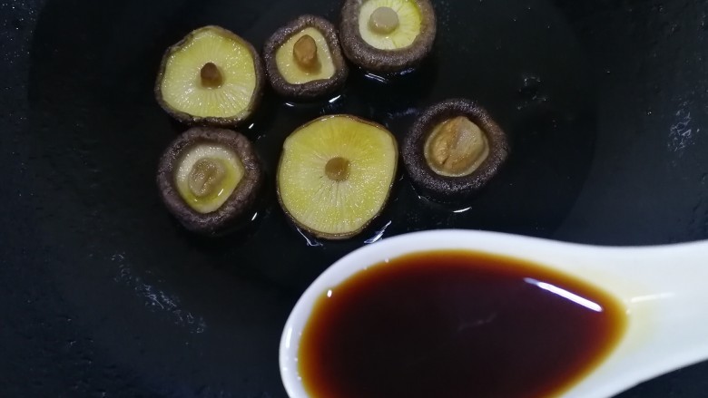 香菇炖豆腐,小火煎出香味,放入一汤匙<a style='color:red;display:inline-block;' href='/shicai/ 788'>生抽</a>。