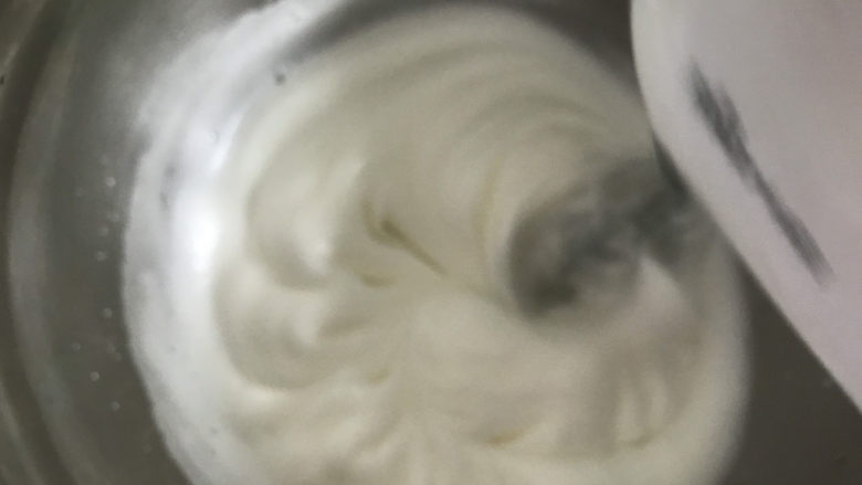 巧克力纸杯蛋糕🧁,打发至出现明显纹路时加入最后1/3糖(第三次)
