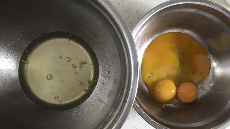 巧克力纸杯蛋糕🧁,准备两个干净无油无水的盆,分离蛋清和蛋黄,蛋白里不能掉入蛋黄,否则蛋白打不起来,分离好的蛋白放冰箱冷藏备用