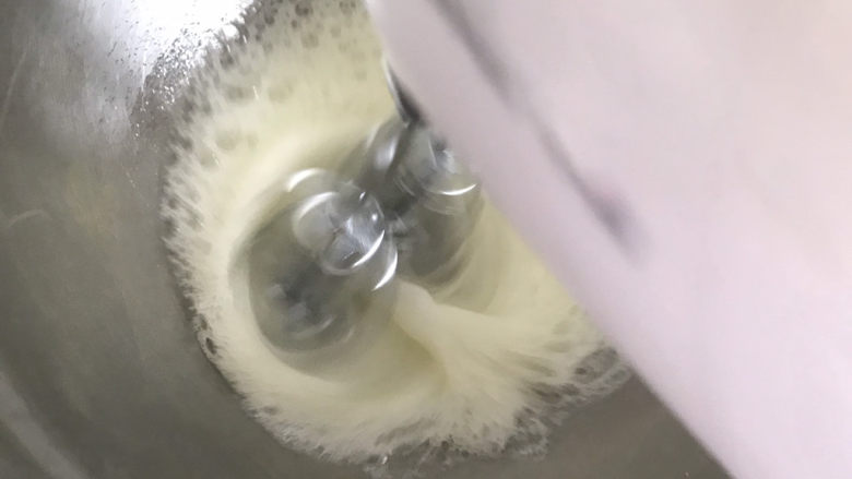 巧克力纸杯蛋糕🧁,再来处理蛋白,打蛋器开高速打到鱼眼粗泡泡时加入1/3白糖(第一次)