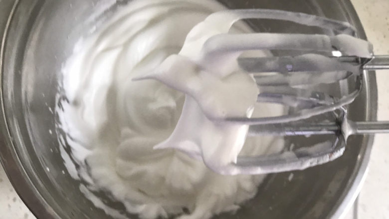 巧克力纸杯蛋糕🧁,打发至干性发泡,提起打蛋器蛋白有直立的小尖角