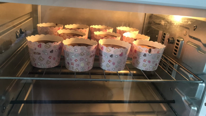 巧克力纸杯蛋糕🧁,送入预热好的烤箱,上下火150度烤40分钟,中途不能开烤箱门,每个烤箱脾气不同,温度和时间根据自己烤箱的脾气来调整