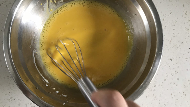 巧克力纸杯蛋糕🧁,先处理蛋黄糊,把蛋黄搅散,再加入15克糖,25克油,50克<a style='color:red;display:inline-block;' href='/shicai/ 219'>牛奶</a>搅拌至乳化状态
