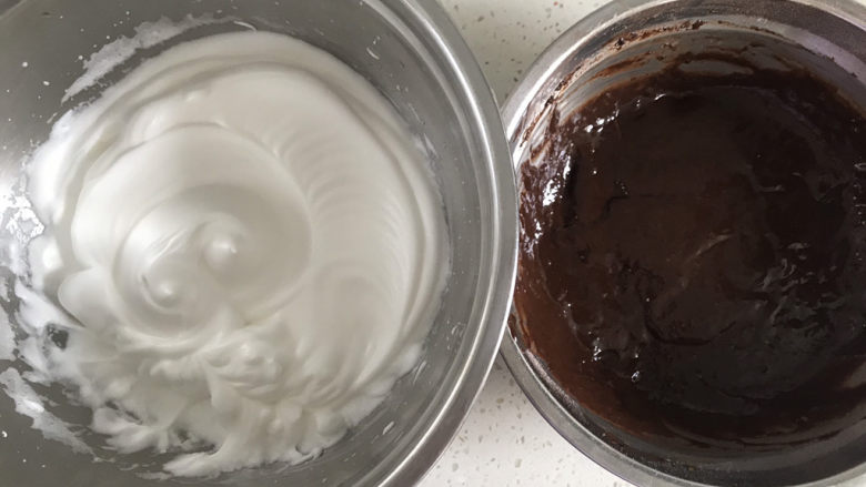 巧克力纸杯蛋糕🧁,蛋白打发好了,开始把它们翻拌到一起