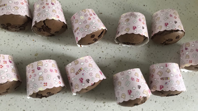 巧克力纸杯蛋糕🧁,烤好拿出来,震出热气,侧着放凉