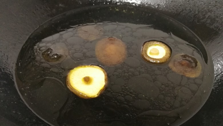香菇炖豆腐,放入适量开水,大火烧开。