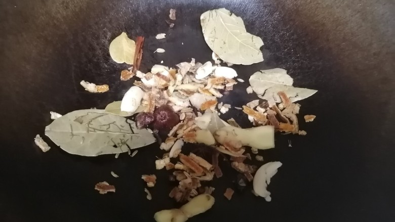牛杂汤,另取一锅,干锅把姜,蒜,香料倒入锅中,翻炒半分钟
