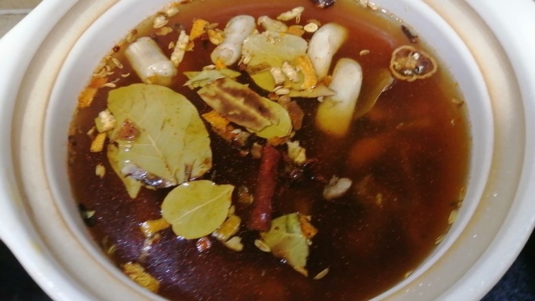 牛杂汤,把牛杂和酱料,香料,姜,蒜倒入砂锅中,锅内加满水,大火烧开炖煮1.5小时,注意看火,适当搅拌