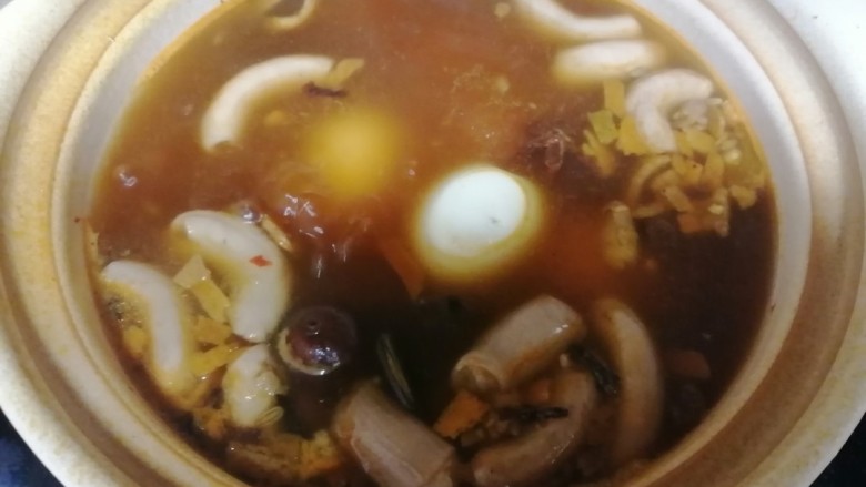 牛杂汤,汤汁煮沸腾后,加入鸡蛋一起炖