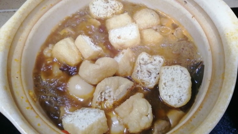 牛杂汤,把油豆腐放入锅中,一起炖煮,煮开后调成中火