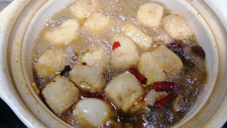牛杂汤,跟<a style='color:red;display:inline-block;' href='/shicai/ 62'>辣椒</a>搓碎,放入汤里