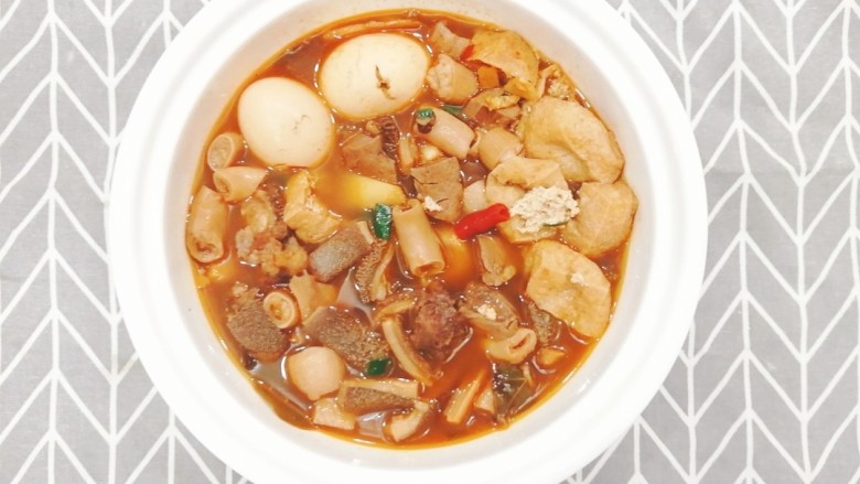 牛杂汤,出锅摆盆,牛杂的香气被香料味道包裹,让人忍不住下筷子