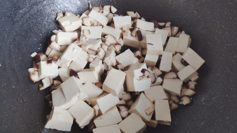 香菇炖豆腐,推炒均匀(是推炒,而不是翻炒,否则豆腐容易炒碎)