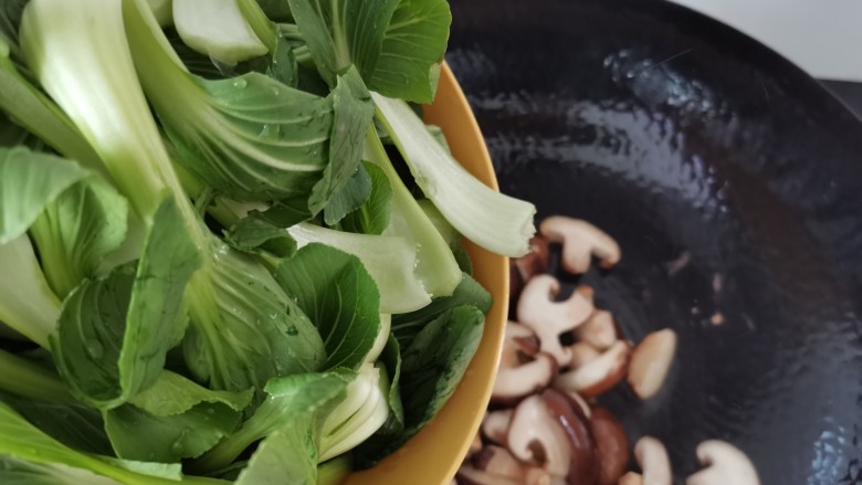 香菇炒青菜,香菇炒的稍软,放入青菜