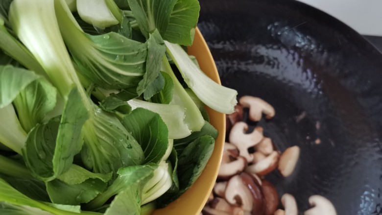 香菇炒青菜,香菇炒的稍软，放入青菜