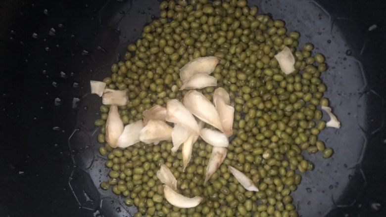 绿豆小米粥,清洗干净后放入电饭煲中