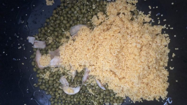绿豆小米粥,清洗后放入锅中