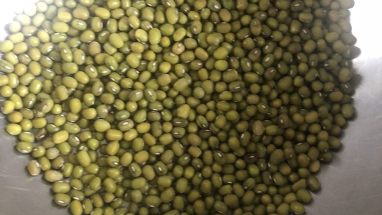 绿豆小米粥,<a style='color:red;display:inline-block;' href='/shicai/ 453'>绿豆</a>解暑除烦 清热去火