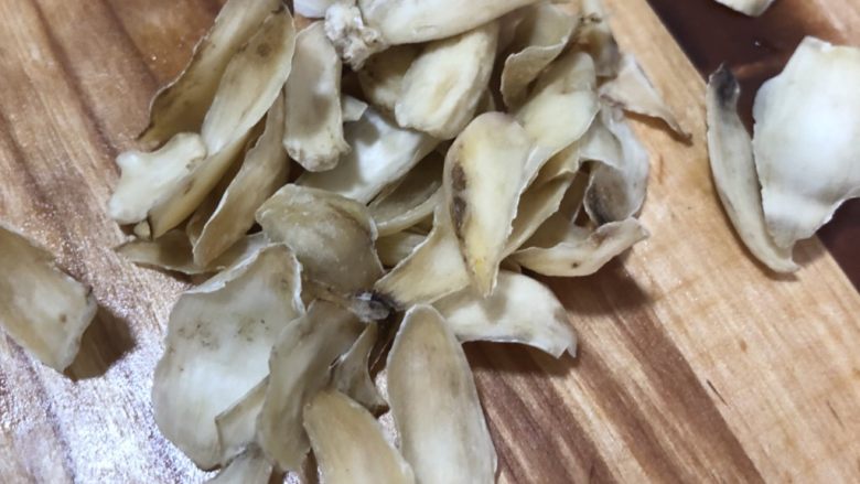 绿豆小米粥,<a style='color:red;display:inline-block;' href='/shicai/ 36'>百合</a>润肺 用的是无硫<a style='color:red;display:inline-block;' href='/shicai/ 36'>百合</a>