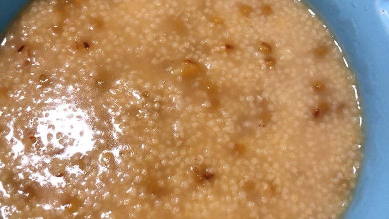 绿豆小米粥,食材的量我家是四人份的