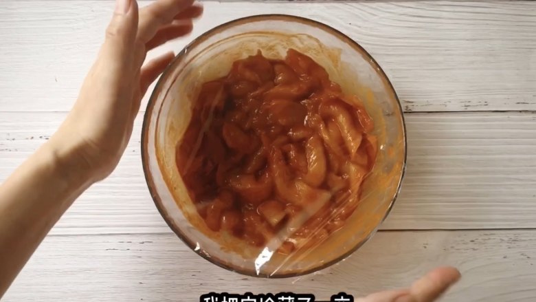 新奥尔良鸡胸牙签肉,盖上保鲜膜,放入冰箱冷藏一夜,时间长会比较入味。