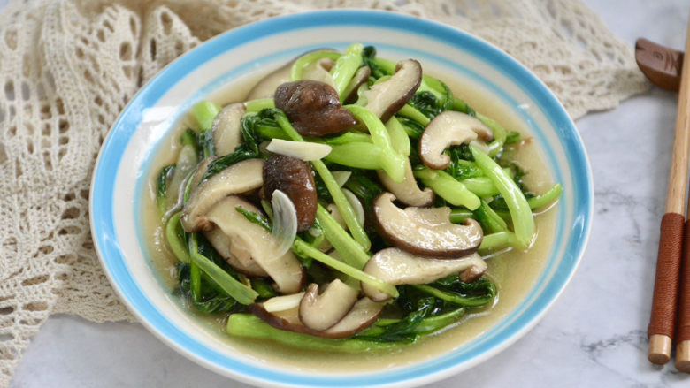 香菇炒青菜,炒熟出锅,开饭