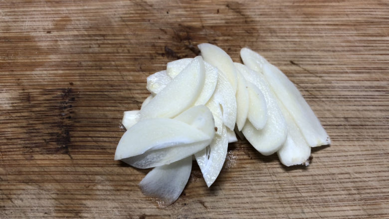 香菇炒青菜,切成片,或者蒜末也是一样的
