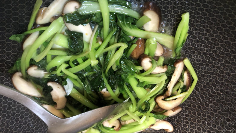 香菇炒青菜,如果菜比较干,可以加一点水
